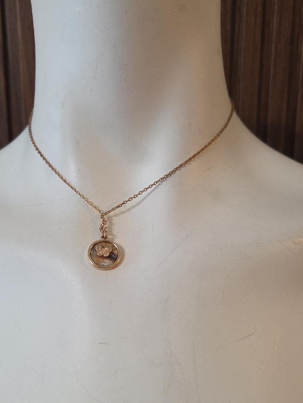 Gold Floral Circle Pendant Necklace - Women's Elegant Accessory